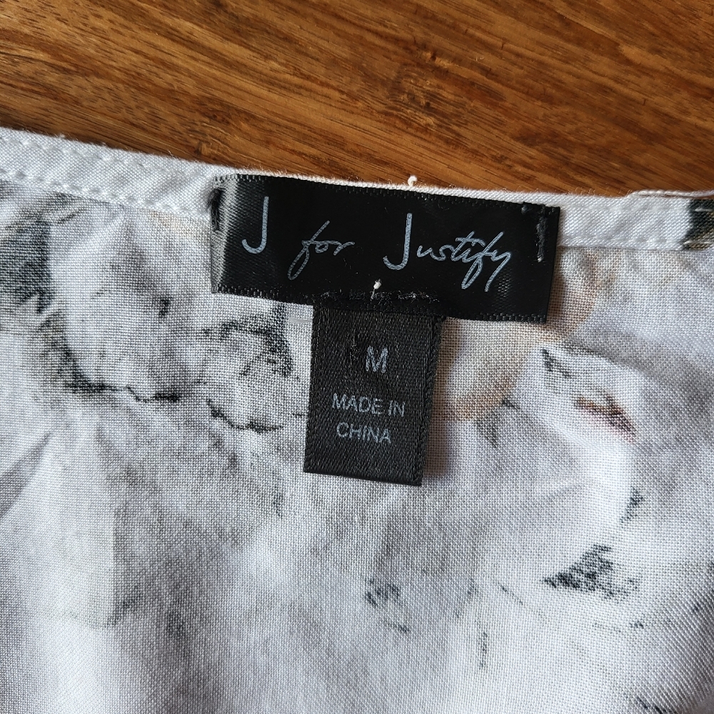 White flowy crop top, floral pattern, size medium - Picture 3 of 4